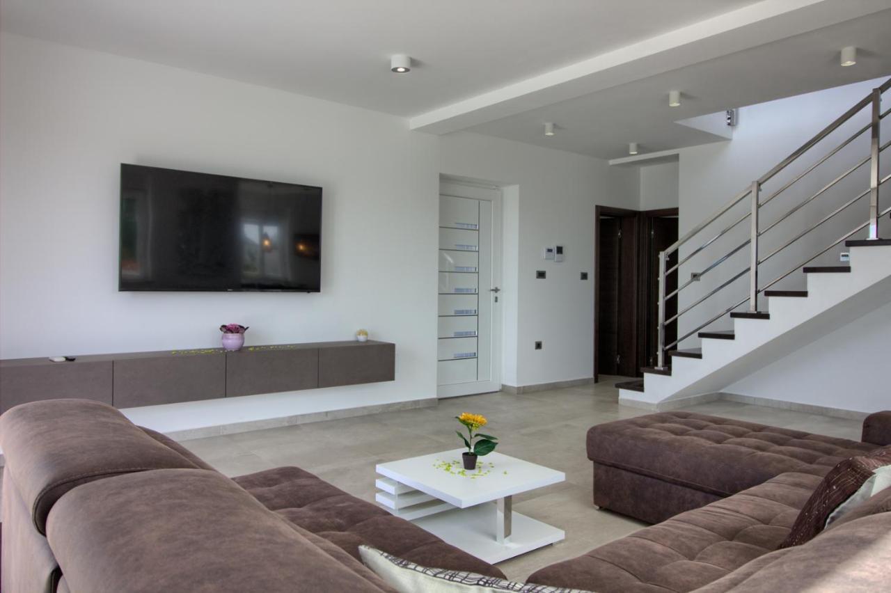Modern Villa Nerina With Private Pool Near 普拉 外观 照片