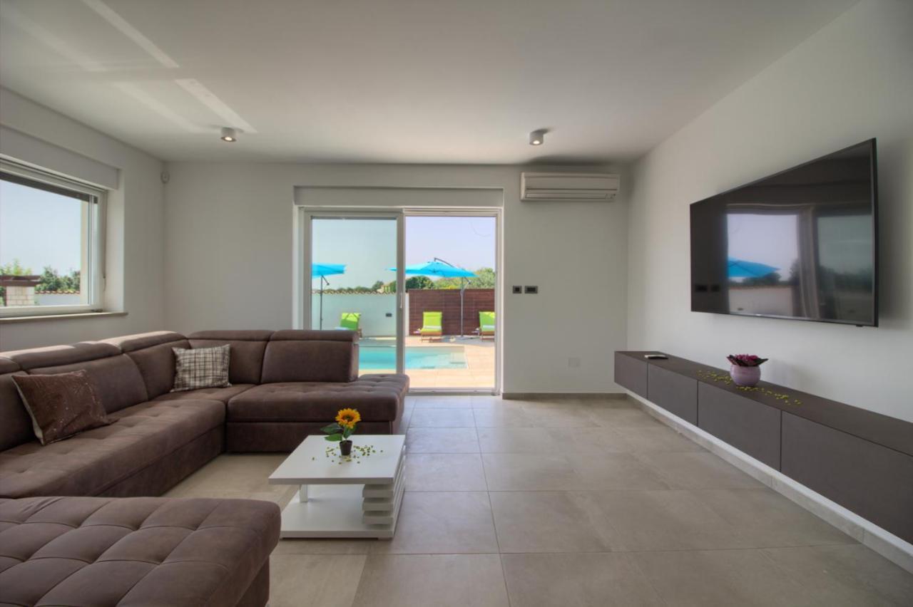 Modern Villa Nerina With Private Pool Near 普拉 外观 照片