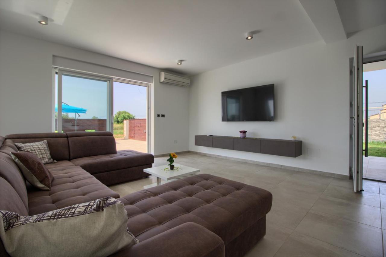 Modern Villa Nerina With Private Pool Near 普拉 外观 照片